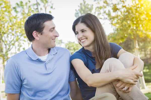 Portrait de jeune couple attrayant dans le parc — Photo