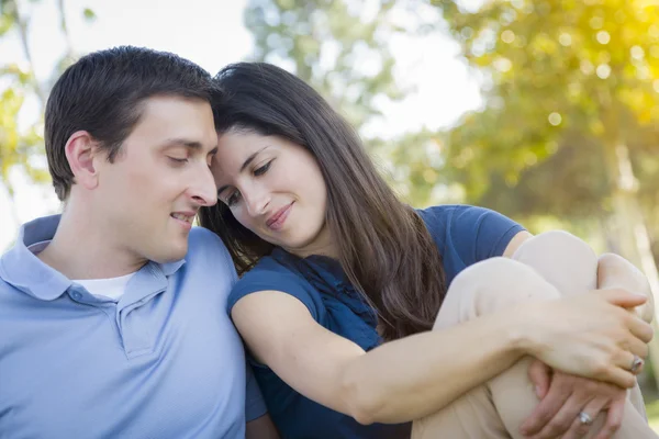 Joven pareja atractiva retrato en el parque —  Fotos de Stock