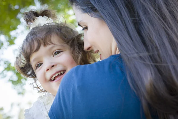 Linda niña riendo y madre en el parque — Foto de Stock