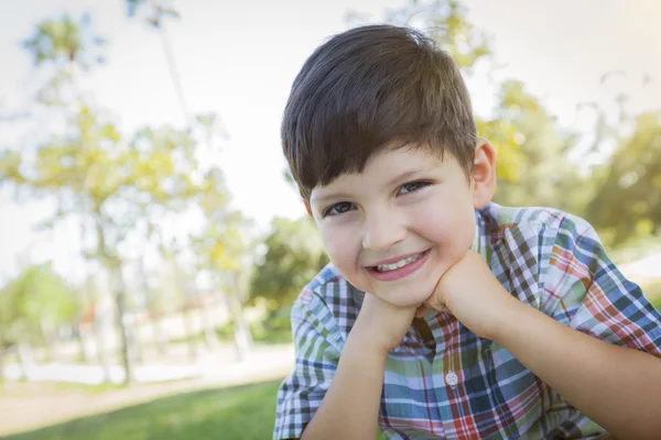 Schattige jonge jongen buitenshuis portret — Stockfoto