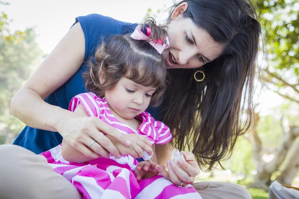 Ung mamma och söta flicka tillämpa nageln polska — Stockfoto