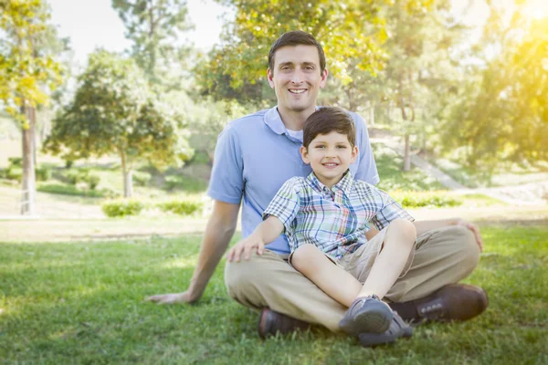 Knappe gemengd ras vader en zoon park portret — Stockfoto