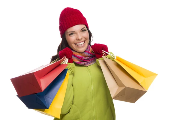 Mulher de raça mista usando chapéu e luvas segurando sacos de compras — Fotografia de Stock