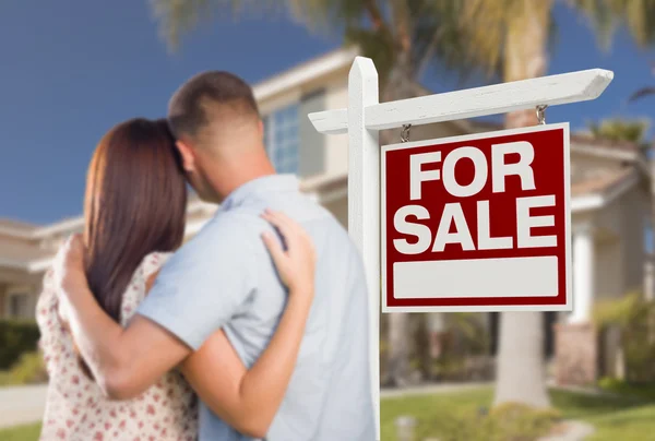 En Venta Signo de Bienes Raíces, Pareja Militar Mirando la Casa — Foto de Stock