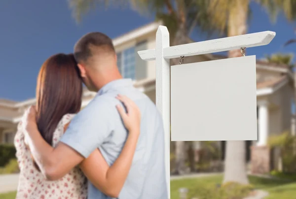 Signalisation immobilière vierge et couple militaire regardant la maison — Photo