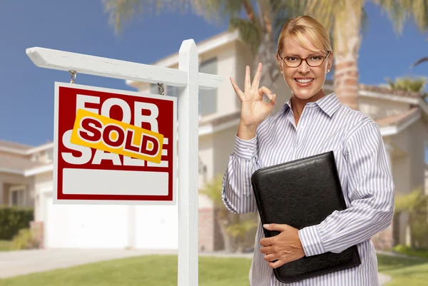 Onroerende goederenagent voor verkochte bord en huis — Stockfoto