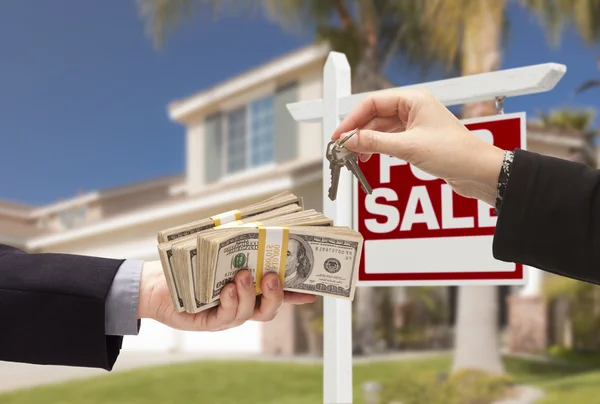 Agent Handing Over Keys, Buyer Handing Over Cash for House — Stock Photo, Image