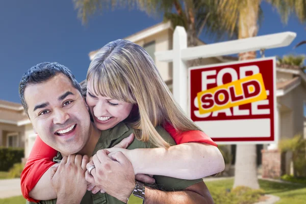 Para sprzedane nieruchomości znaku i domu — Zdjęcie stockowe