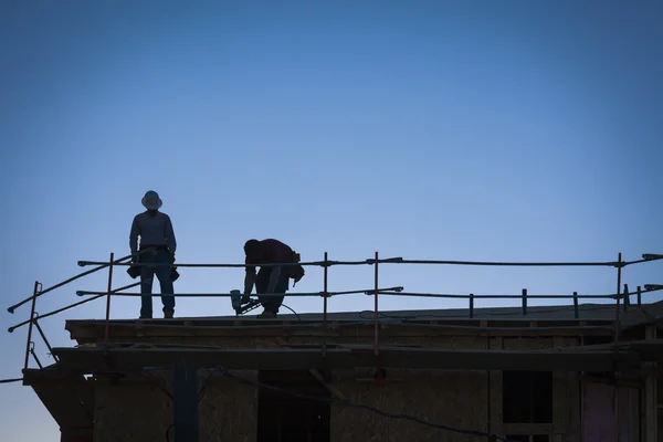 屋顶上的建筑工人剪影 — 图库照片
