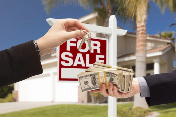 Agent Handing Over Keys, Buyer Handing Over Cash for House — Stock Photo, Image