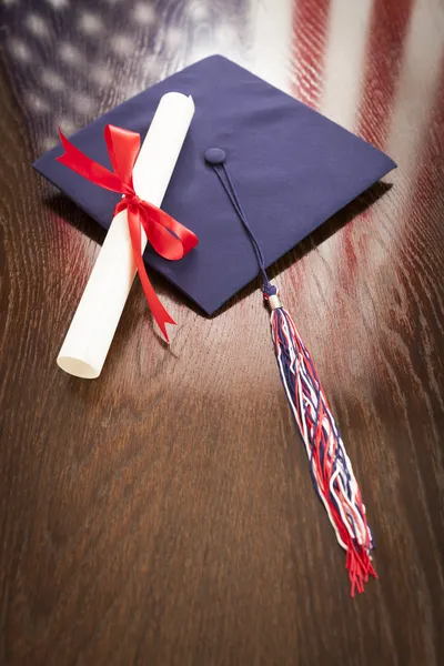 Tappo di laurea e Dipoma sul tavolo con riflesso della bandiera americana — Foto Stock