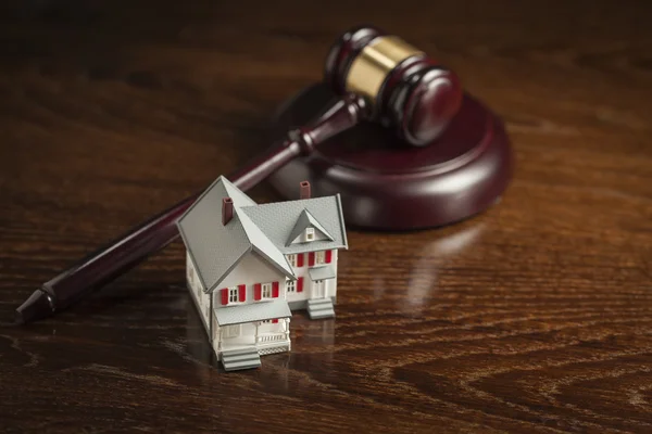 Gavel and Small Model House on Table — Stock Photo, Image