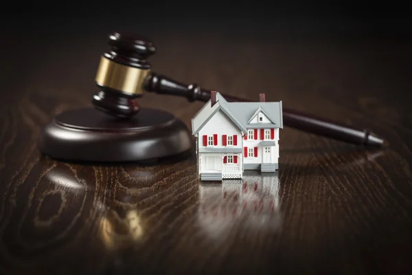 Gavel and Small Model House on Table — Stock Photo, Image