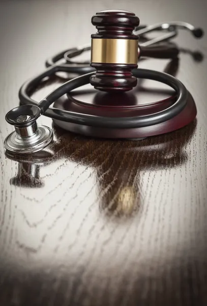 Tokmak ve yansıtıcı masada stetoskop — Stok fotoğraf