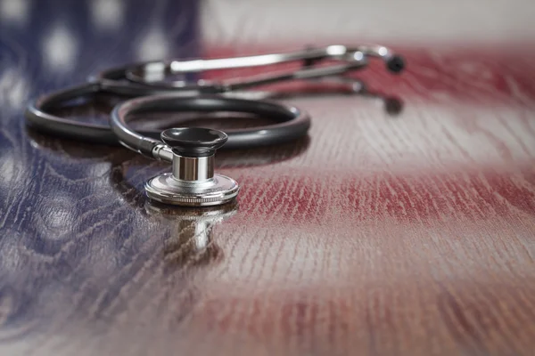 Estetoscópio com Reflexão da Bandeira Americana na Mesa — Fotografia de Stock