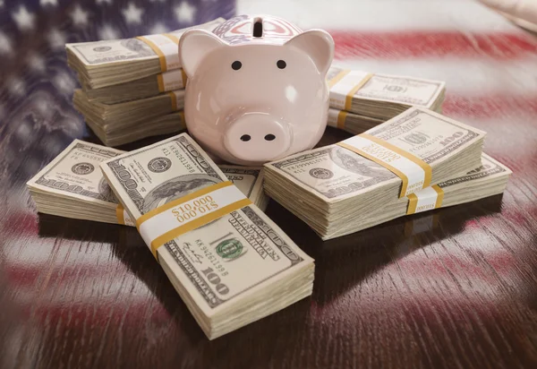 Thousands of Dollars, Piggy Bank, American Flag Reflection on Ta — Stock Photo, Image
