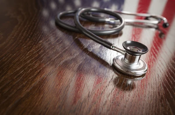 Stethoskop mit Spiegelung der amerikanischen Flagge auf dem Tisch — Stockfoto