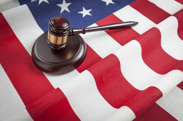 Gavel appoggiato sulla bandiera americana — Foto Stock