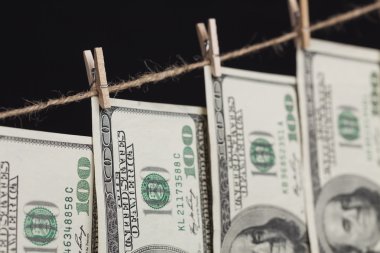 yüz dolar faturaları clothesline koyu arka plan üzerinde asılı