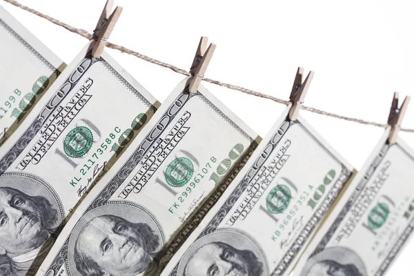 Yüz dolar faturaları clothesline beyaz üzerinde asılı — Stok fotoğraf