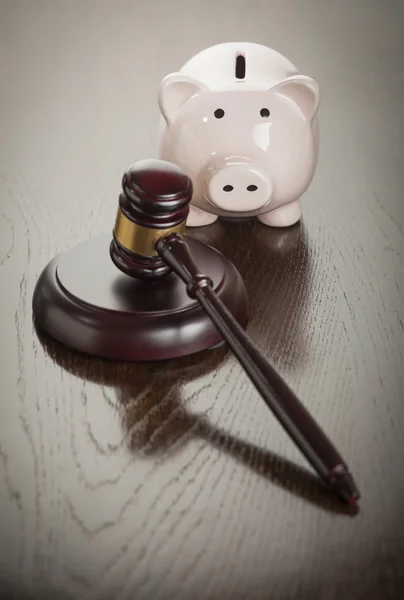 Gavel dan Piggy Bank di atas meja — Stok Foto