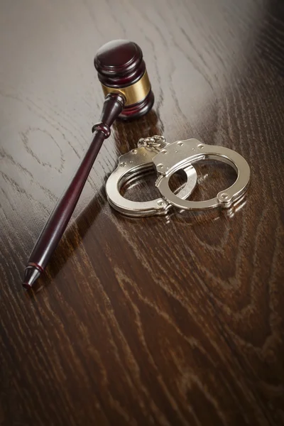 Gavel and Pair of Handcuffs on Table — Stock Photo, Image