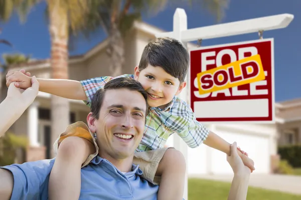 Smíšené rasy otce, syna na zádech, před domem, prodal znamení — Stock fotografie