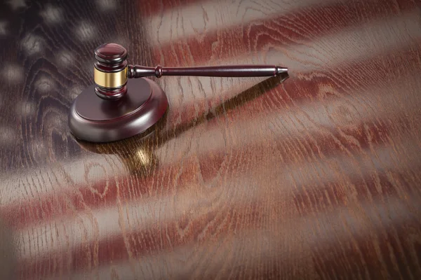 Wooden Gavel Resting on Flag Reflecting Table — Stock Photo, Image