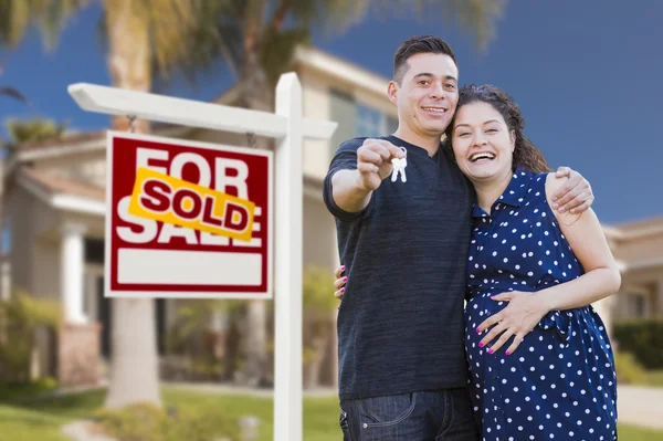 Spanisches Paar, Schlüssel, neues Zuhause und verkauftes Immobilienschild — Stockfoto