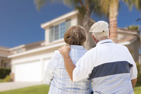 Glückliches Senioren-Paar blickt vor Haus — Stockfoto