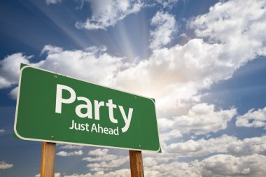 parti yeşil yol levhası