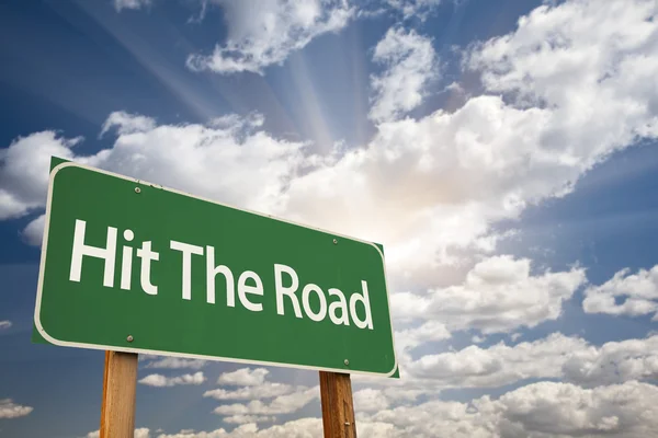 Druk op de groene weg verkeersbord — Stockfoto