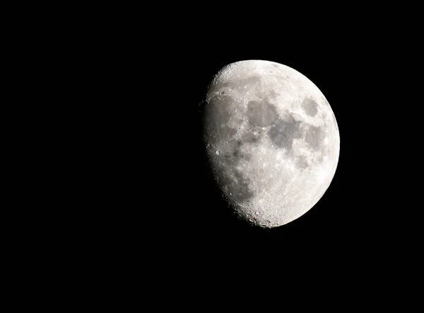 Trois Quarts Pleine Lune Contre Ciel Noir Image — Photo