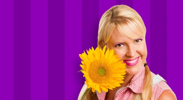 Bella Ragazza Che Tiene Girasole Giallo Contro Sfondo Strisce Viola — Foto Stock