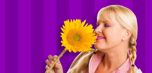 Hermosa Chica Sosteniendo Girasol Amarillo Contra Fondo Rayado Púrpura —  Fotos de Stock