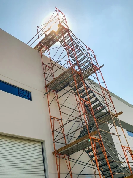 Industriële Bouw Steigers Ladder Langs Het Gebouw — Stockfoto