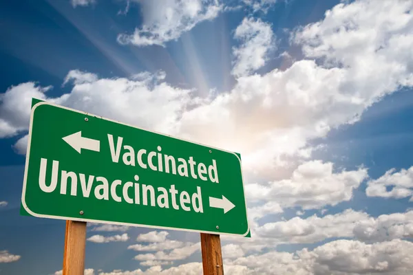 Vaccinerade Ovaccinerade Gröna Vägmärken Mot Dramatiska Moln Och Himmel — Stockfoto