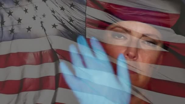 Kobieta Lekarz Lub Pielęgniarka Nosząca Czapkę Chirurgiczną Szorty Zakładające Rękawiczki — Wideo stockowe