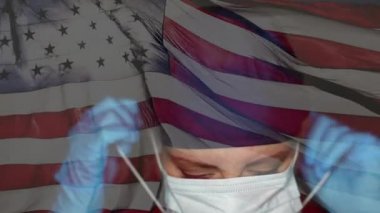 Kadın Doktor ya da Hemşire Tıbbi Yüz Maskesi Takıyor Yavaş Hareketli Amerikan Bayrağıyla Birleştirildi.