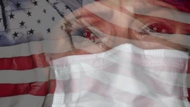 Kederli Çarpıcı Doktor 'un ya da Tıbbi Yüz Maskesi Giyen Hemşire' nin Yakın Çekimi Amerikan Bayrağı Dalgalanan Yavaş Hareket ile Birleştirildi.