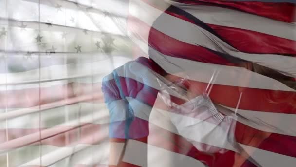 압박을 의사나 간호사가 윈도우에서 마스크를 착용하고 슬로우 웨이브 국기에 방어용 — 비디오