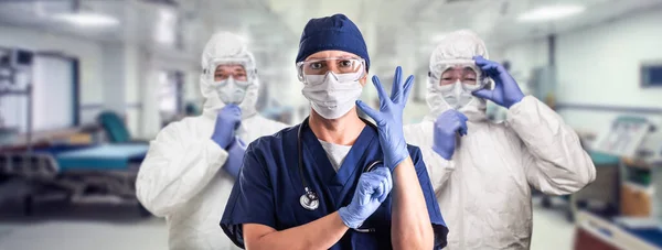 Team Weiblicher Und Männlicher Ärzte Oder Krankenschwestern Mit Persönlichem Schutzanzug — Stockfoto
