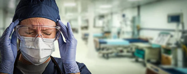 Gestresste Ärztin Oder Krankenschwester Die Krankenhaus Persönliche Schutzausrüstung Psa Tragen — Stockfoto