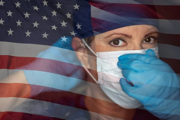 Médico Enfermeira Vestindo Máscara Facial Médica Esfrega Com Bandeira Americana — Fotografia de Stock