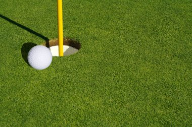 Yeşil Golf Sahası, Flag Pin ve Ball 'a yakın çekim.
