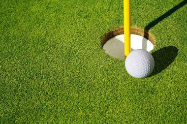 Yeşil Golf Sahası, Flag Pin ve Ball 'a yakın çekim.