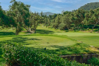 Manzaralı Golf Sahası Pisti ve Yeşil.