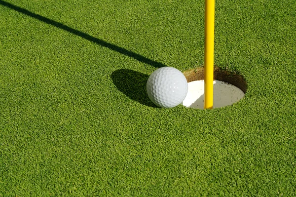 Primer Plano Del Campo Golf Verde Pasador Bandera Pelota — Foto de Stock