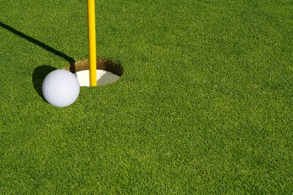 Zbliżenie Pola Golfowego Green Pin Flaga Piłka — Zdjęcie stockowe