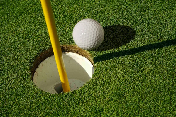 ゴルフ場の閉鎖緑 旗ピンとボール — ストック写真